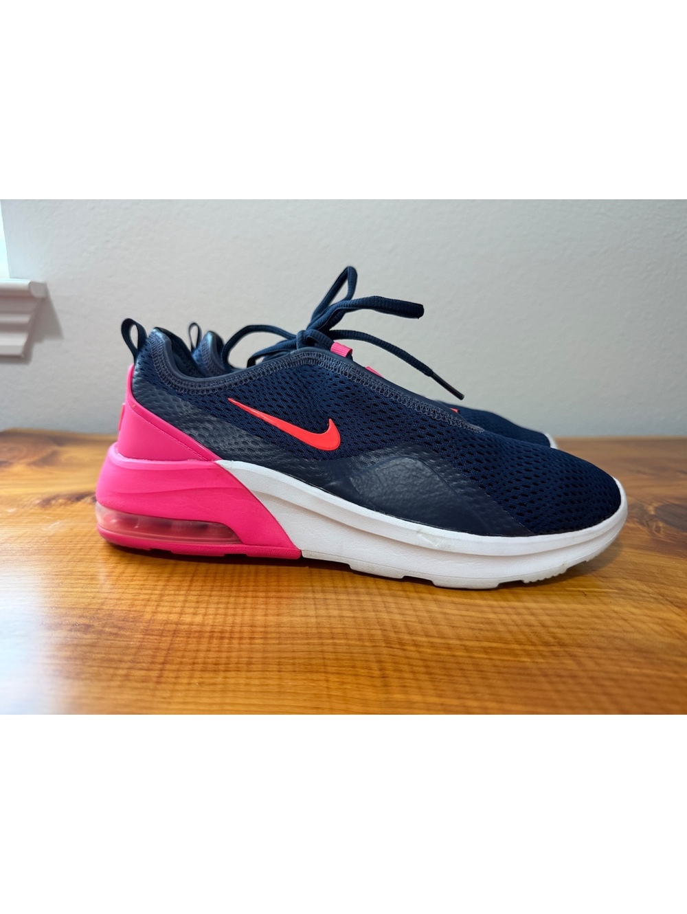 NIKE Air Max Motion 2 Womens Size 9 Navy Blue/Hot Pink Running Shoes CZ7996-400